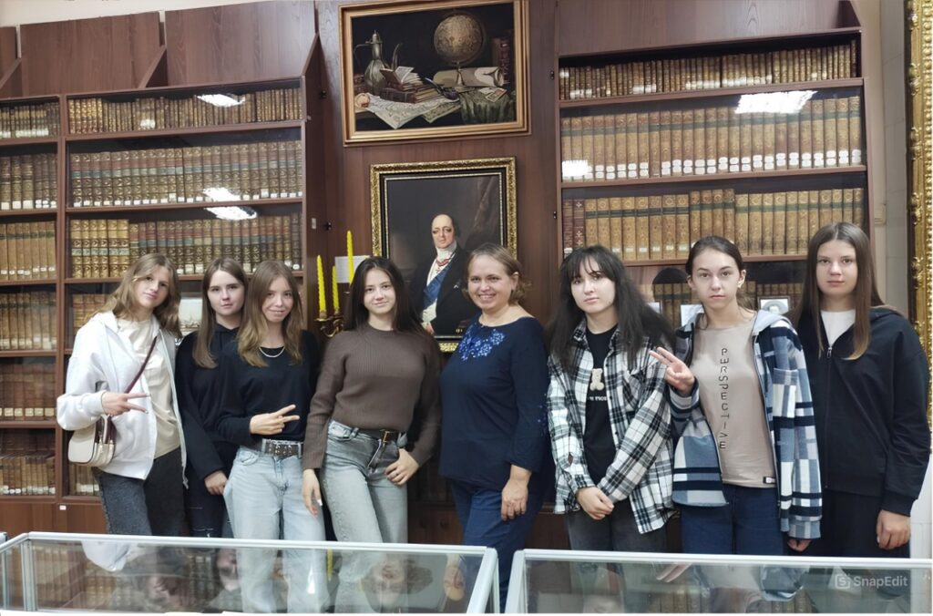Першокурсники знайомляться з книжковими скарбами Ніжина